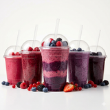 Vijf smoothiebekers met verschillende smoothies