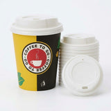 Bedrukte kartonnen koffiebeker met witte deksels